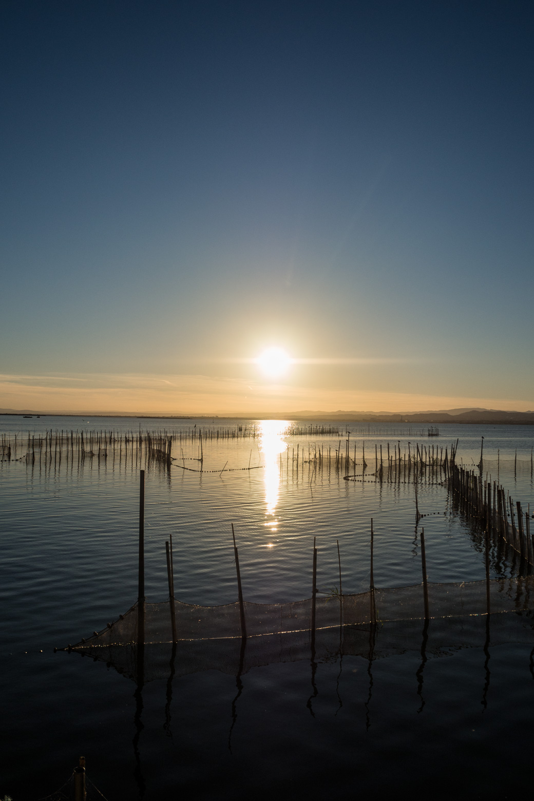 La Albufera – das ist der größte See Spaniens und eines der bedeutendsten Feuchtbiotope der iberischen Halbinsel. Das Naturschutzgebiet wird von einzigartigen Wasservögeln als Überwinterung genutzt. Die reichhaltigen Gewässer haben seit jeher den Fischern und Reisbauern als Lebensunterhalt gedient. Hier wird auch der Reis für die Paella angebaut.