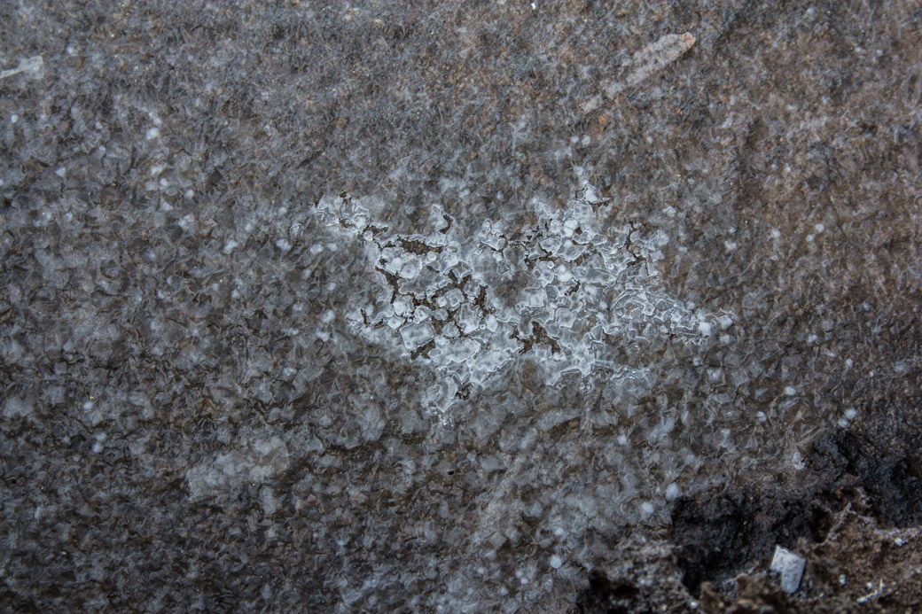 In kleinen Steinterrassen sammelt sich das Salz wenn die Feuchtigkeit verdunstet ist. 
