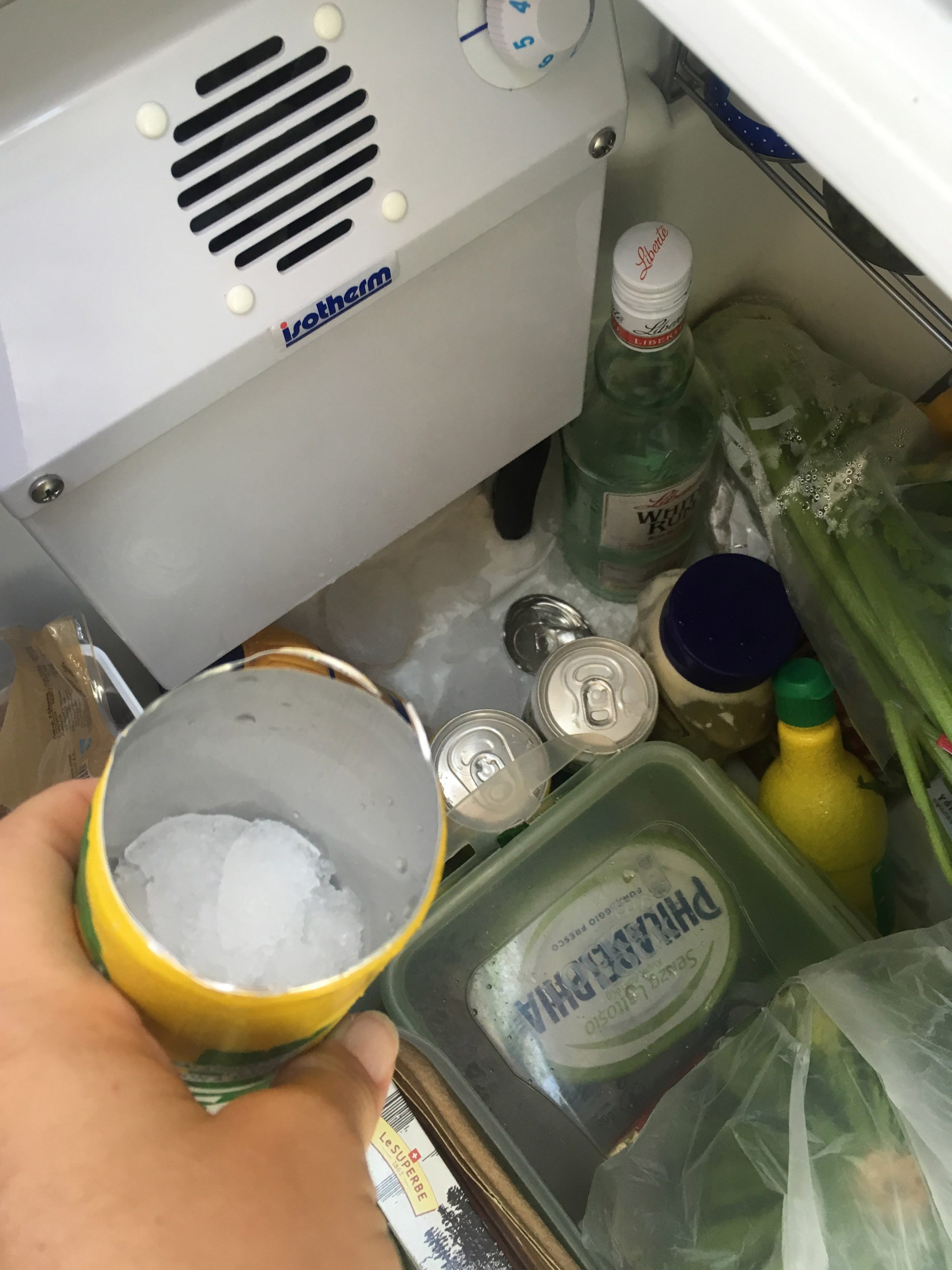 Die Dosen im Kühlschrank sind aufgeplatzt, jetzt haben wir Sprite-Eis!